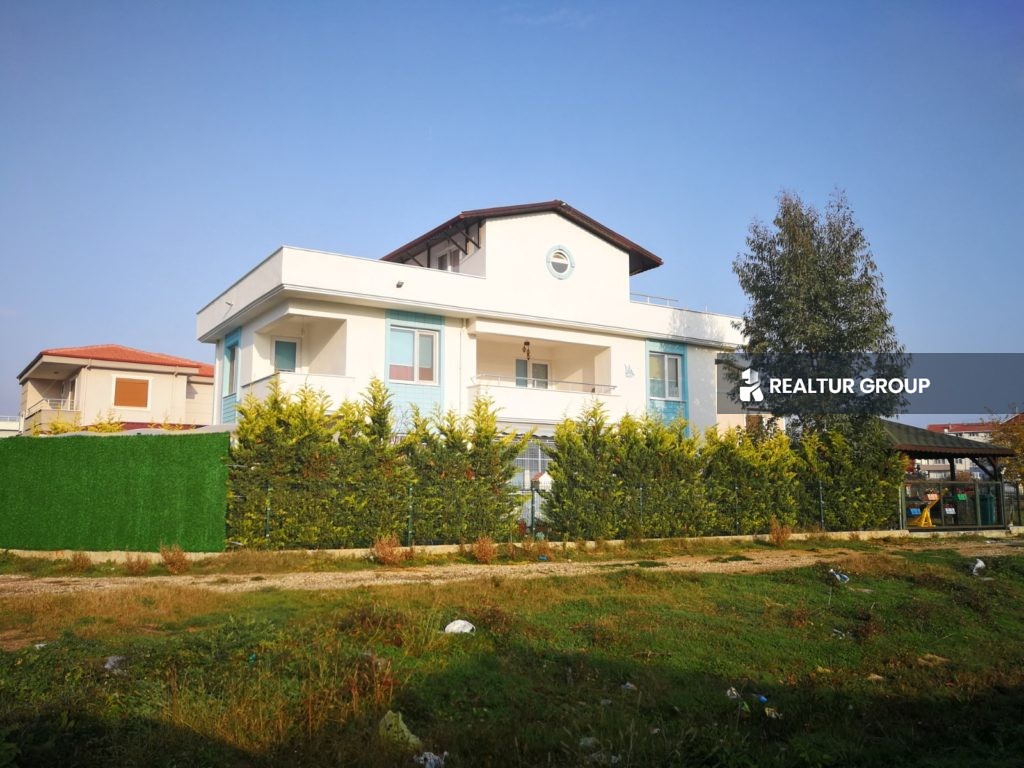 Villas For Sale in Turkey: Three-Storey Villa for Sale with Swimming Pool, Located in Yalova, Cinarcik