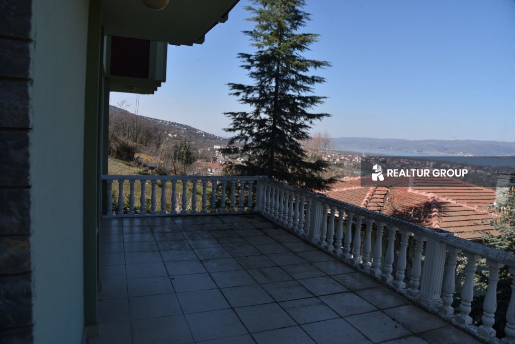 Three-Storey Villa for Sale with Lake View, Located in Sakarya, Sapanca