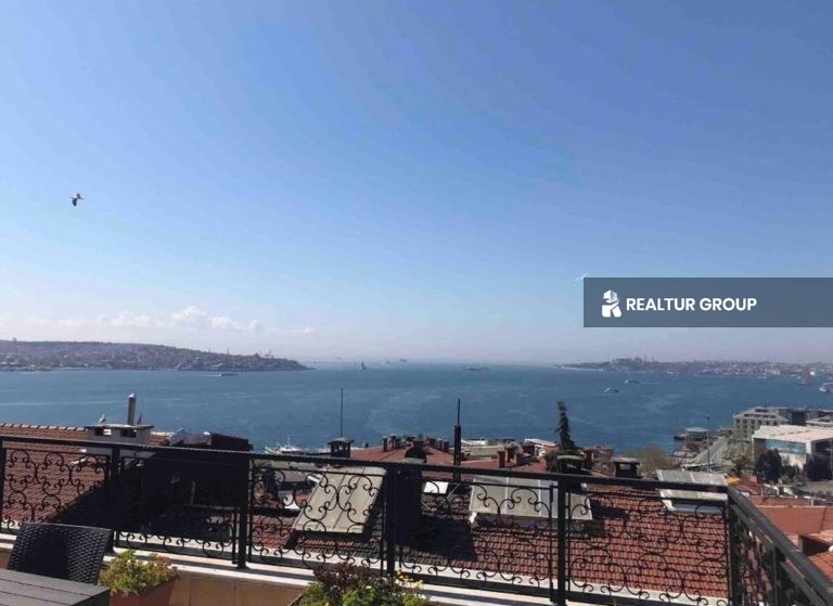 شقة دوبلكس مطلة على البحر للبيع في اسطنبول تركيا في منطقة بشكتاش