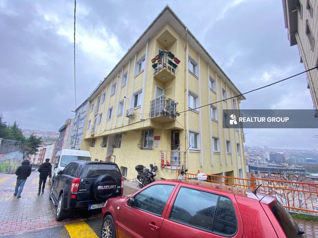 شقة قريبة من مدرسة والمواصلات العامة للبيع في اسطنبول تركيا في منطقة كاتهانة