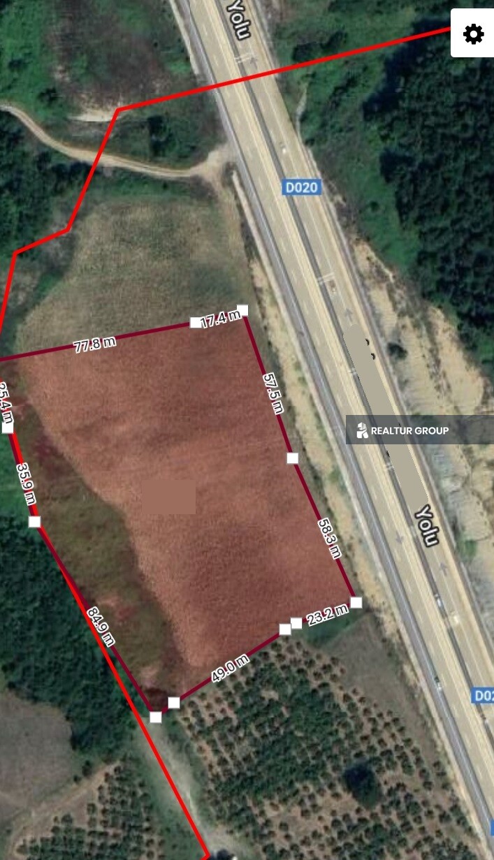 أرض مع رخصة بناء للبيع في تركيا في محافظة سكاريا في منطقة ادابازاري