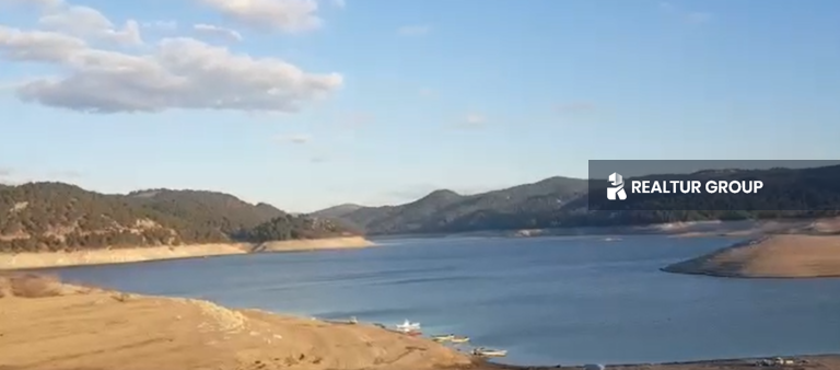 أرض بجانب مجرى الماء للبيع في تركيا في بالكسير منطقة سنديرجي