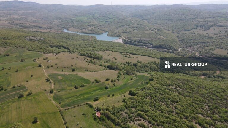 أرض مناسبة من أجل زراعة الجوز وتربية الماشية للبيع في تركيا في محافظة بيلجيك منطقة كيزيل سراي